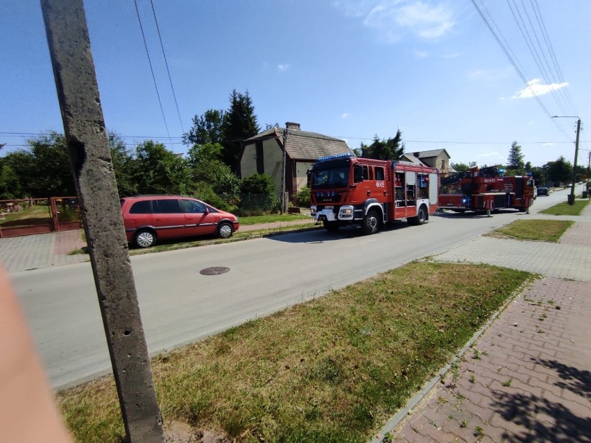 Pożar poddasza w domu przy ulicy Sienkiewicza w Skarżysku. Strażacy w akcji (FOTO)