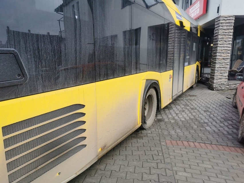 Autobus komunikacji miejskiej wjechał w budynek w Nowym...