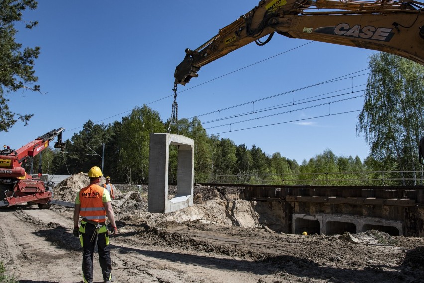 Remont wiaduktów na CMK w Łódzkiem. Przebudowa mostów w Zachorzowie Kolonii i Radwanie na finiszu ZDJĘCIA