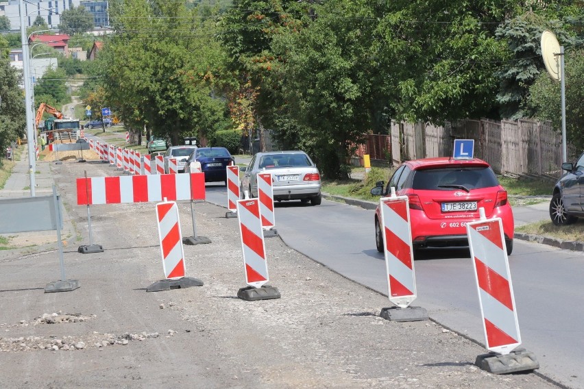 Zmiany na ulicy Poleskiej w Kielcach. Nikt nie poinformował o nich kierowców (ZDJĘCIA)