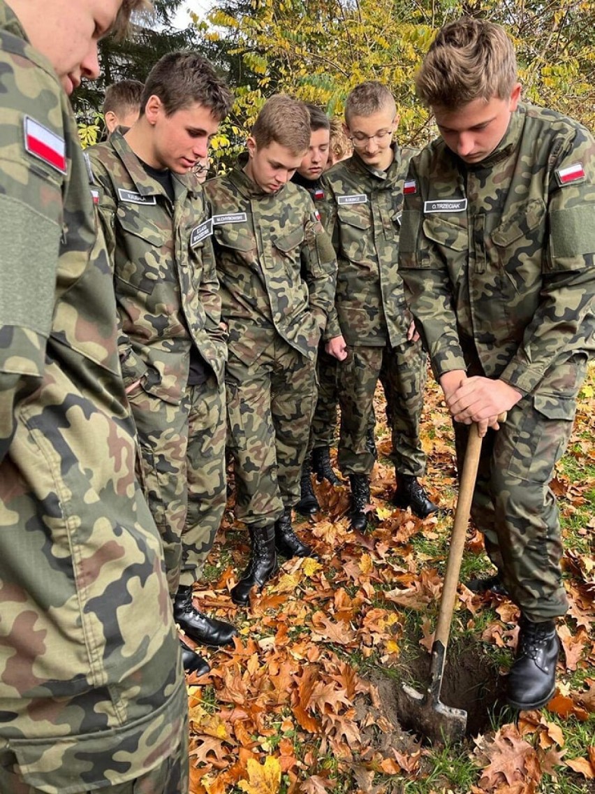 Kapsuła czasu w "drzewniaku". Uczniowie ZSDiOŚ w Radomsku napisali listy do siebie w przyszłości