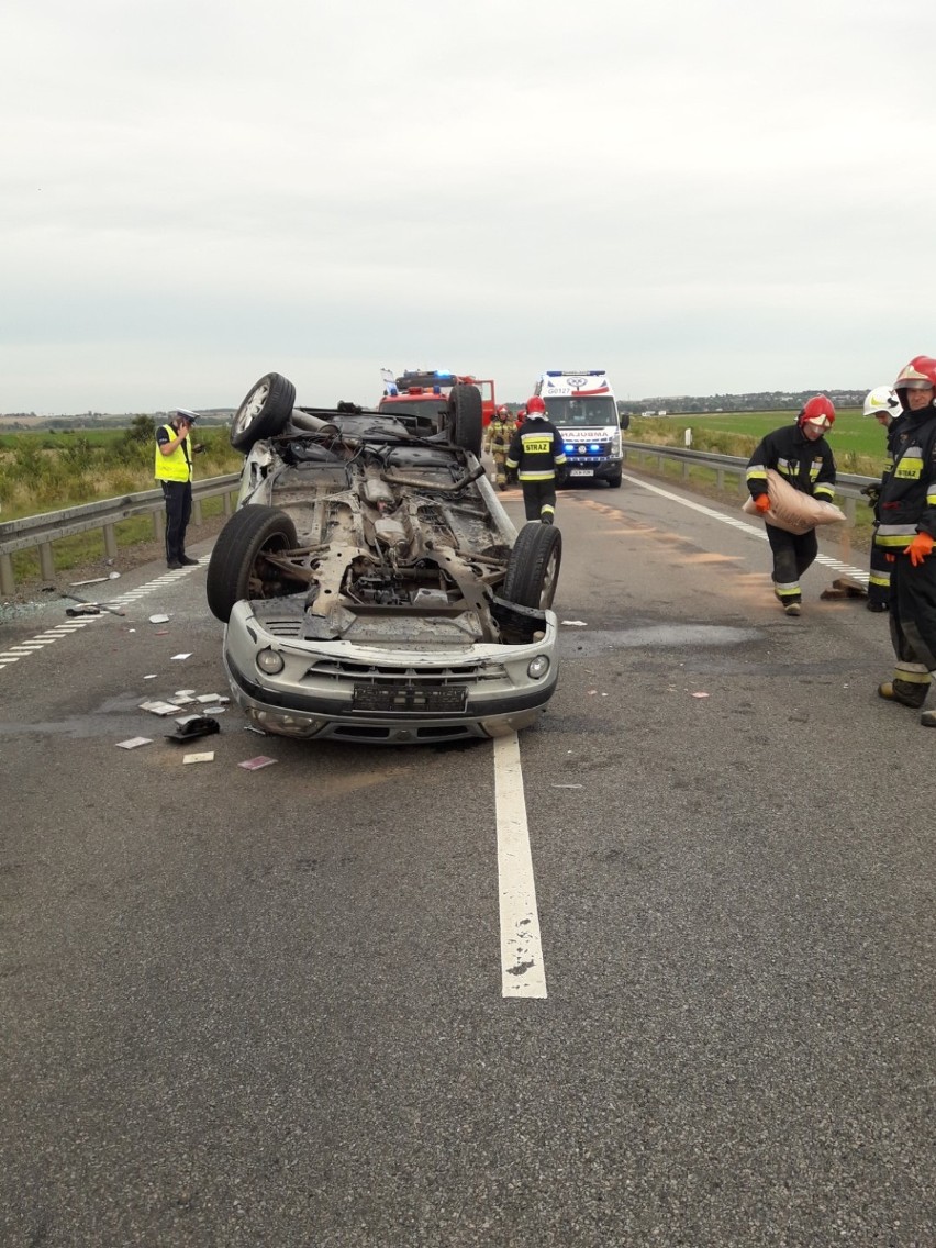 Na drodze do mostu uderzyła w barierę energochłonną, a potem dachowała. W samochodzie dwoje dzieci [ZDJĘCIA]