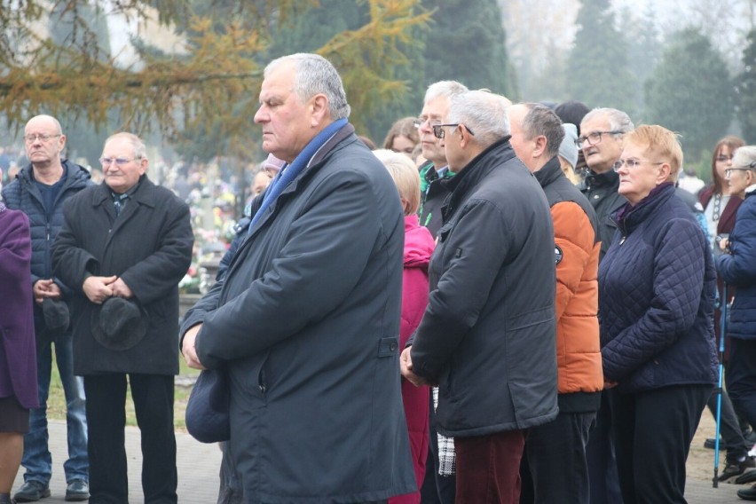 Wszystkich Świętych 2022 w Złotowie. Ogromne tłumy na cmentarzu komunalnym