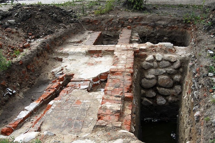 Podczas prac archeologicznych przy ulicy Staszica odkryto średniowieczną basztę [Zdjęcia]