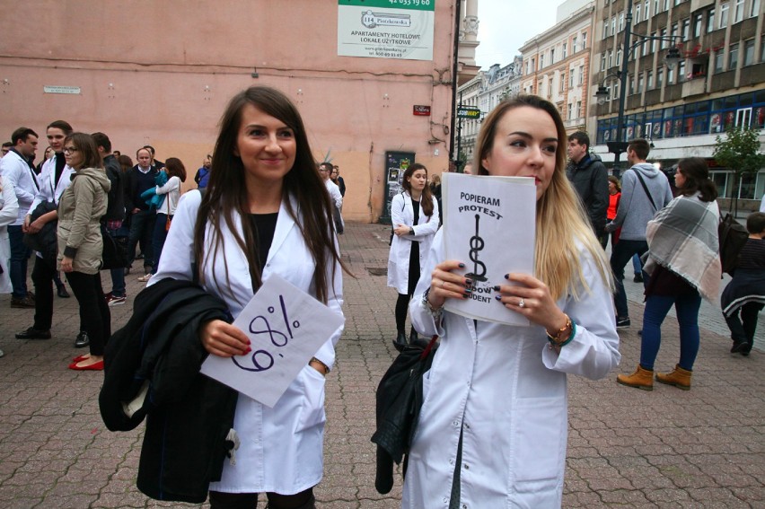 Protest lekarzy-rezydentów. Pikieta wsparcia dla protestujących w Łodzi [FOTO]