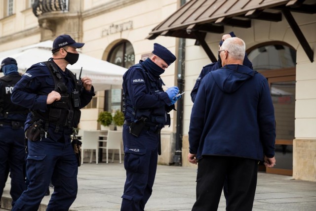 Od 10 października maseczki są obowiązkowe również na ulicach. Sypią się mandaty