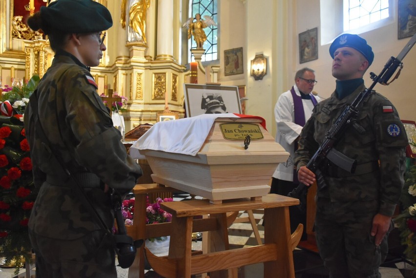"Tadek" po 73 latach wrócił do swoich. Pogrzeb Żołnierza...