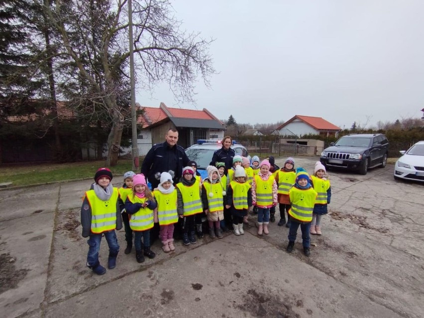 Wizyta elbląskich przedszkolaków w posterunku policji we Fromborku. ZDJĘCIA