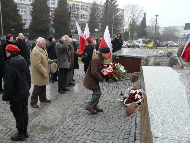 Pod pomnikiem żołnierzy KWP  kwiaty złożyli m.in. kombatanci