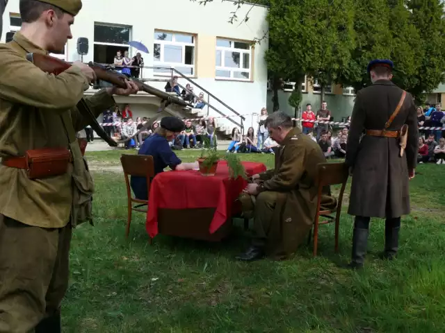 Inscenizacja historyczna przy ZSP nr 4 w Bełchatowie