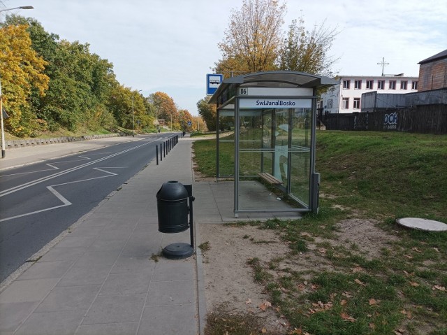 Przystanek komunikacji miejskiej niedaleko stadionu Pogoni Szczecin
