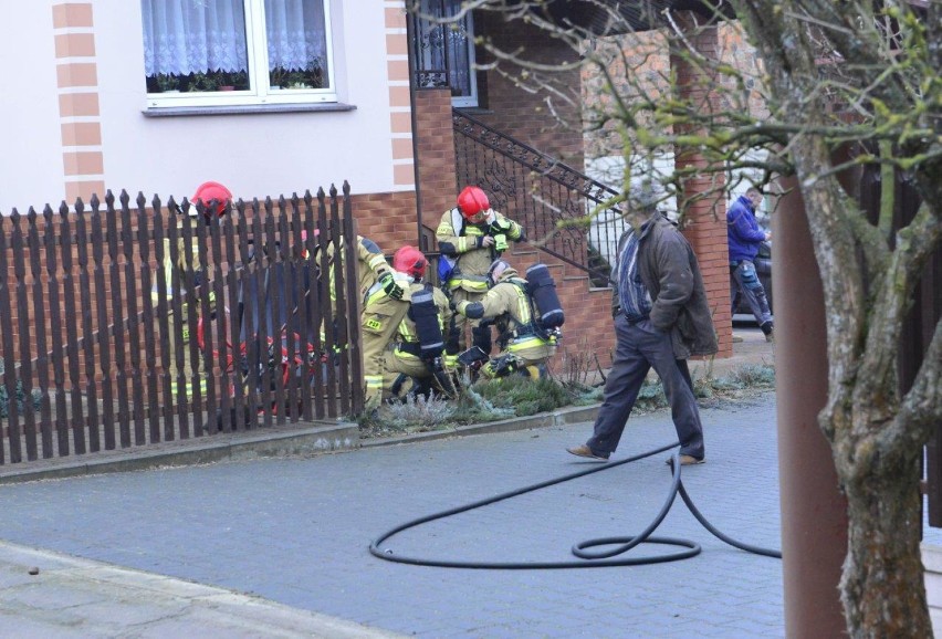KOBYLNIKI. Pożar domu prawdopodobnie spowodowało zwarcie instalacji elektrycznej. Ogień gasili strażacy z Kościana [ZDJĘCIA]