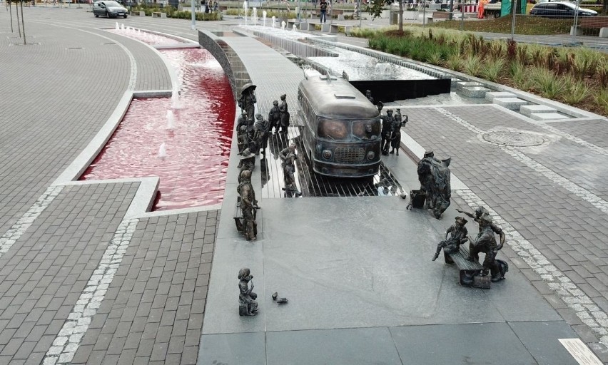 Uruchomiono fontanny z rzeźbami przy odnowionym Spodku, dworcu autobusowym w Kielcach. Są największe w Kielcach. Zobaczcie [WIDEO, ZDJĘCIA]