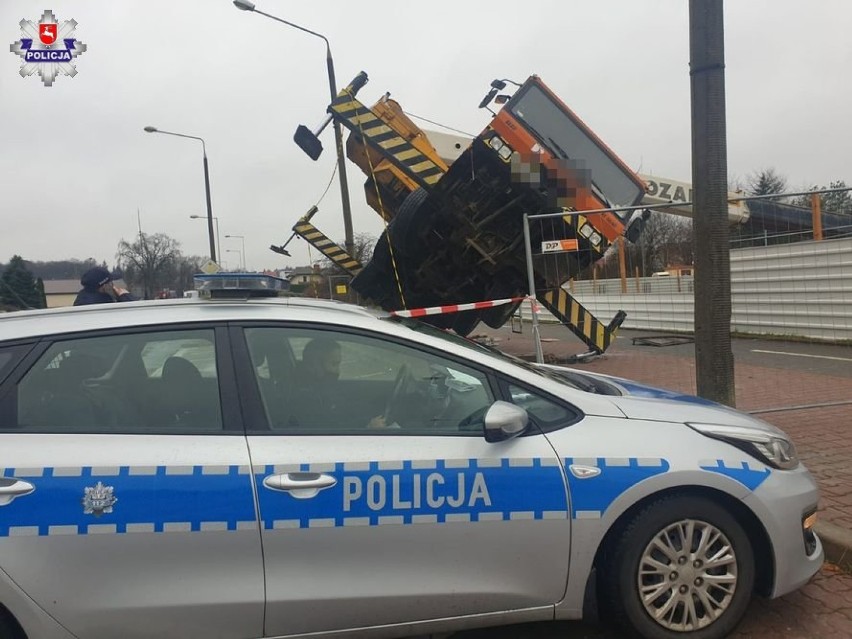 Pracownicy budowy mieli mnóstwo szczęścia. Przewrócił się dźwig