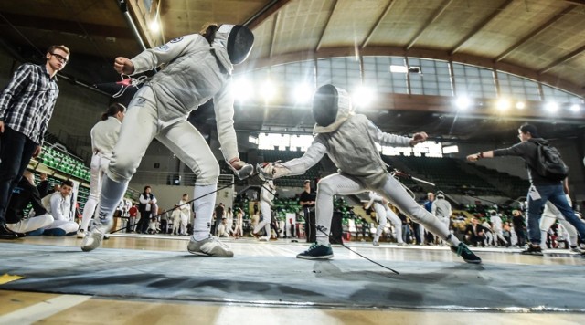 Uczniowski Klub Sportowy przy Młodzieżowym Domu Kultury nr 5 w Bydgoszczy już po raz 17. wspólnie zorganizowali turniej „Otwarte Mistrzostwa Bydgoszczy we florecie dziewcząt i chłopców do lat 14”.

Do Grodu nad Brdą przybyło blisko 300 florecistek i florecistów z kraju i zagranicy (m.in. z Łotwy). 

Rywalizowano w hali "Łuczniczka". Zawodom towarzyszyła wystawa - reportaż fotograficzny "Szermierka w obiektywie". Znalazły się na niej zdjęcia wykonane przez młodzież z MDK 5, dokumentujące zawody szermiercze z lat poprzednich. 

ZOBACZ ZDJĘCIA Z RYWALIZACJI W ŁUCZNICZCE >>>>>

Zawody rozgrywane były w dwóch broniach: floret dziewcząt i floret chłopców oraz w 3 kategoriach wiekowych: zuch (8 lat i młodsi), dzieci (9 – 10 lat) i młodzik (12 – 14 lat).

Najlepiej z zawodniczek gospodarzy - UKS MDK 5 spisała się Teresa Moś zajmując I miejsce w kategorii zuch, a z zawodników Alex Kardyś, który zajął drugie miejsce w kategorii dzieci.

Zawody odbyły się pod Honorowym Patronatem Marszałka Województwa Kujawsko – Pomorskiego oraz Prezydenta Bydgoszczy.
Współorganizatorem był Polski Związek Szermierczy

Pozostałe wyniki:

FLORET DZIEWCZĄT
Kat. zuch (rocznik 2009-2010)
1. MOŚ Teresa UKS MDK-5 BYDGOSZCZ 
2. KOWALSKA Kinga UKS 35 BIELAWY TORUŃ 
3. ABELE Liene  3.BJSS RIGAS 
3. DUDZIŃSKA Nikola UKS 35 BIELAWY TORUŃ 
5. WIŚNIK Florentyna AZS AWF POZNAŃ 
6. KOZŁOWSKA Małgorzata UKS ATENA GDAŃSK 
7. KANEPE Veronika ASMEN RIGA 
8. LEWANDOWSKA Michalina FUNDACJA GDAŃSKA SZKOŁA FLORETU

Kat. dzieci (rocznik 2007-2008)
1. WOJTAS Hanna FUNDACJA GDAŃSKA SZKOŁA FLORETU. 
2. WOJEWÓDZKA Zuzanna AZS AWF POZNAŃ 
3. DOROSZKIEWICZ Wiktoria FUNDACJA GDAŃSKA SZKOŁA FLORETU. 
3. MIELCAREK Martyna UKS DE LA SALLE GDAŃSK 
5. KUŚ Natasza D' ARTAGNAN URSYNÓW 
6. ŚCIESZYŃSKA Liliana UKS MDK-5 BYDGOSZCZ 
7. DUDZIUK Julia UKS ATENA GDAŃSK 
8. KOMARNICKA Lena D' ARTAGNAN URSYNÓW

Kat. młodzik (rocznik 2004-2006)
1. OLSZEWSKA Amelia UKS ATENA GDAŃSK 
2. ŻURAWSKA Karolina BUDOWLANI TORUŃ 
3. KULPACZYŃSKA Oliwia UKS ATENA GDAŃSK 
3. WYKLAND Róża UKS ATENA GDAŃSK 
5. NOWAKOWSKA Aleksandra AZS AWF POZNAŃ 
6. LAURENTOWICZ Alina UKS DE LA SALLE GDAŃSK 
7. JAROSIEWICZ Natalia FUNDACJA GDAŃSKA SZKOŁA FLORETU. 
8. WINIECKA Matylda MKS KUSY SZCZECIN

FLORET CHŁOPCÓW
Kat. zuch (rocznik 2009-2010)
1. POKORSKI Franciszek WARTA-MUSZKIETEROWIE POZNAŃ. 
2. FEDORÓW Antonii NOSIR NOWY DWÓR MAZOWIECKI 
3. TORZYŃSKI Bartosz WARTA-MUSZKIETEROWIE POZNAŃ. 
3. WIŚNIK Feliks AZS AWF POZNAŃ 
5. GŁUSZAK Szymon UKS ATENA GDAŃSK 
6. MASLAU Dzianis BREST 
7. MOCEK Maksymilian IKS LESZNO 
8. SZYMPEL Tymoteusz WKS KOLEJARZ WROCŁAW

Kat. dzieci (rocznik 2007-2008)
1. DOROSZKIEWICZ Maksymilian FUNDACJA GDAŃSKA SZKOŁA FLORETU. 
2. KARDYŚ Alex UKS MDK-5 BYDGOSZCZ 
3. GINTER Cezary IKS LESZNO 
3. ZDORS Markuss 3.BJSS RIGAS 
5. GORCZYCA Jakub UKS ATENA GDAŃSK 
6. DŁUGOKĘCKI Ludomir MKS KUSY SZCZECIN 
7. CENDROWSKI Marceli WKS KOLEJARZ WROCŁAW 
8. HRYNIEWIECKI Filip WROCŁAWIANIE

Kat. młodzik (rocznik 2004-2006)
1. WOŹNIAK Igor AZS AWF POZNAŃ 
2. PACHOLCZYK Szymon IKS LESZNO 
3. KOTEK Jakub FUNDACJA GDAŃSKA SZKOŁA FLORETU. 
3. KUCEBA Nikita 3.BJSS RIGAS 
5. WAŚCIŃSKI Tobiasz IKS LESZNO 
6. OLSZEWSKI Mikołaj BUDOWLANI TORUŃ 
7. ŁOPATNIUK Krzysztof UKS ATENA GDAŃSK 
8. NOWAK Jan POLONIA 1912 LESZNO