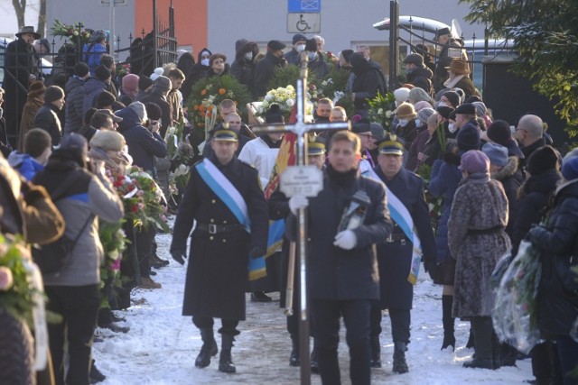 W sobotę (08.01) na Cmentarzu św. Jerzego w Toruniu odbył się pogrzeb Krystyny Szalewskiej-Gałdyńskiej. Była bardzo znaną postacią toruńskiego środowiska artystycznego. Zajmowała się grafiką warsztatową, rysunkiem, malarstwem. 

Czytaj także: Zmarła znana toruńska artystka Krystyna Szalewska-Gałdyńska