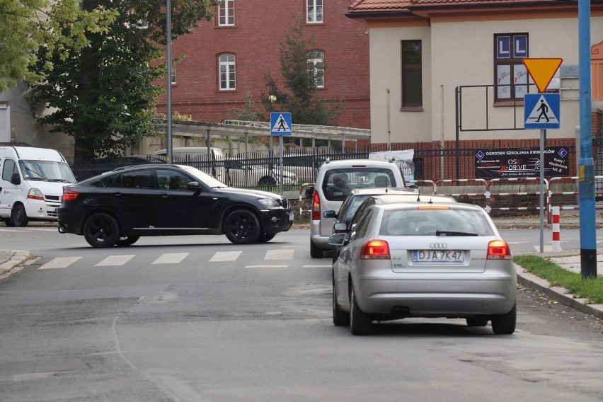 Ogromnie trudno jest wyjechać z ulicy Działkowej na ulicę Chojnowską w lewo i na wprost w ulicę Nowy Świat.