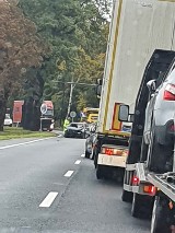 Uderzył w murek i uciekł z auta. Teraz szuka go policja