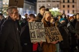 Kraków. "Ani jednej więcej". Protest Strajku Kobiet na Rynku Głównym i na ul. Retoryka [ZDJĘCIA]