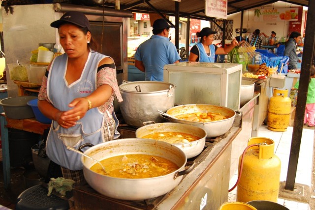 Ekwador. Uliczna jadłodajnia na dworcu autobusowym w Otovalo serwuje m.in. zupę na świńskiej (czasem niedogolonej) skórce.