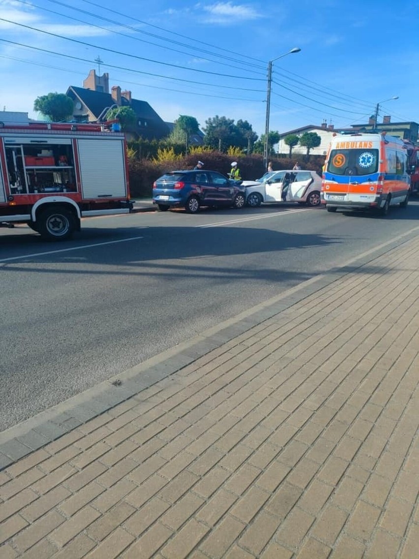 Wypadek w Rybniku. Jedna osoba została poszkodowana w zderzeniu czołowym. Ulica Wodzisławska jest zablokowana