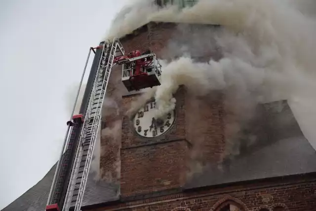 Akcja gaśniczo-ratownicza związana z pożarem katedry trwała kilkanaście godzin.