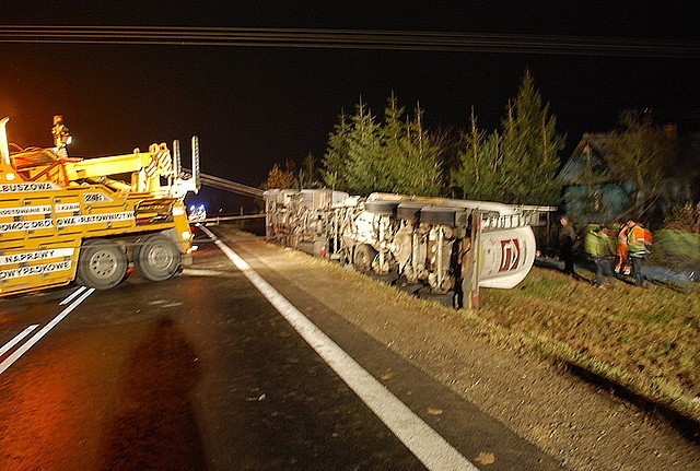 Rumuńska ciężarówka wyciągnięta z rowu [ZDJĘCIA]