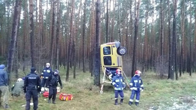 Do groźnego wypadku doszło w niedzielę na drodze między Skwierzyną i Murzynowem. Około godz. 15.40 kierowany przez kobietę renault kangoo z nieustalonych przyczyn zjechał na pobocze i uderzył w drzewo. Samochód zawisł w pionie na drzewie.