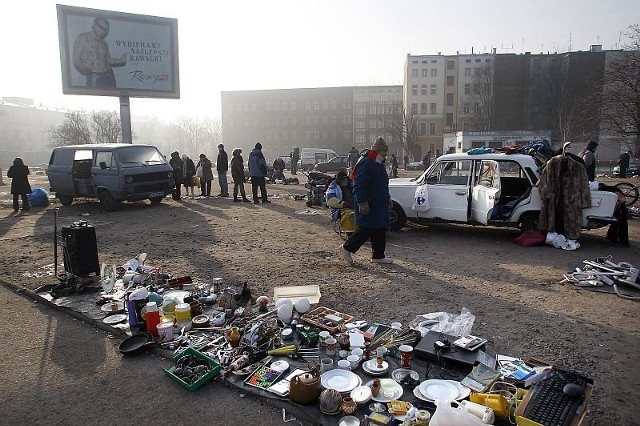 Dziś na placu działa niewielki bazar i dzikie targowisko