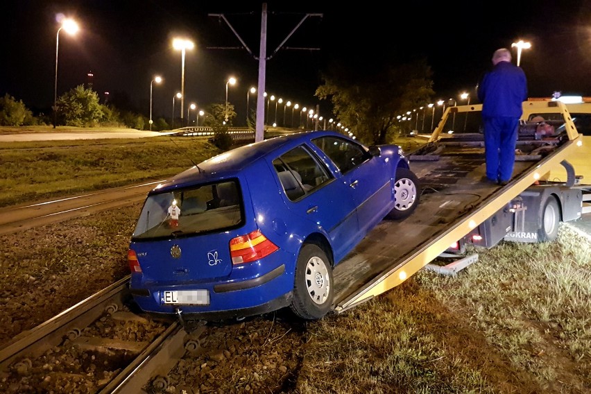 Pijany kierowca spowodował wypadek na Dąbrowskiego w Łodzi [ZDJĘCIA]