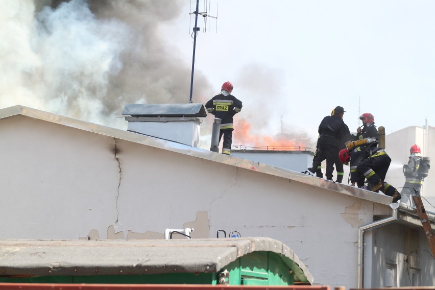 Spłonął dach kliniki dermatologicznej przy ul. Radziwilłowskiej. Zobacz ZDJĘCIA