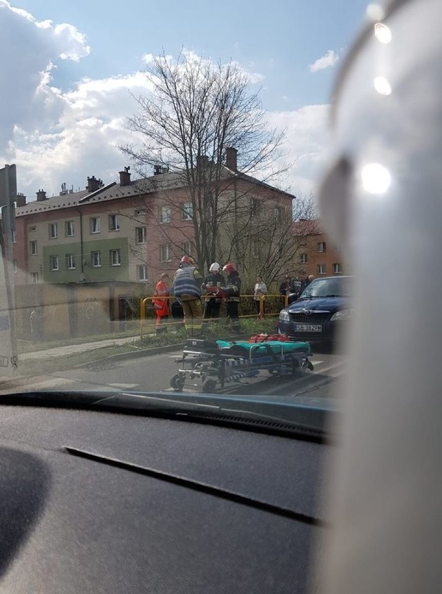 W zderzeniu trzech pojazdów na ul. Sobieskiego w Wojkowicach poszkodowanych zostało kilka osób, dwie z nich trafiły do szpitala