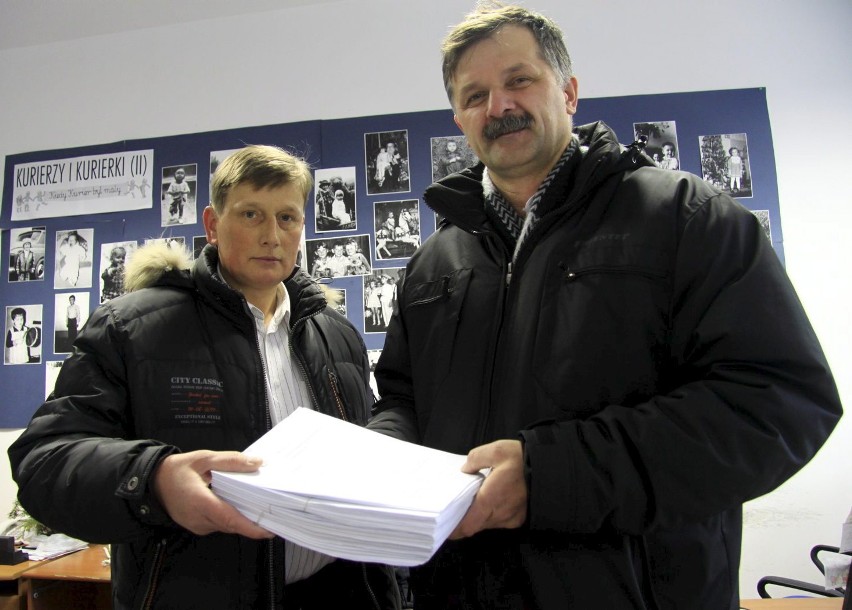 Przynieśli 412 podpisów. Krzysztof Kurys (po prawej) i...