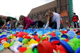 Wrocław: Ułożyli kolorową Mandalę z nakrętek (ZDJĘCIA)