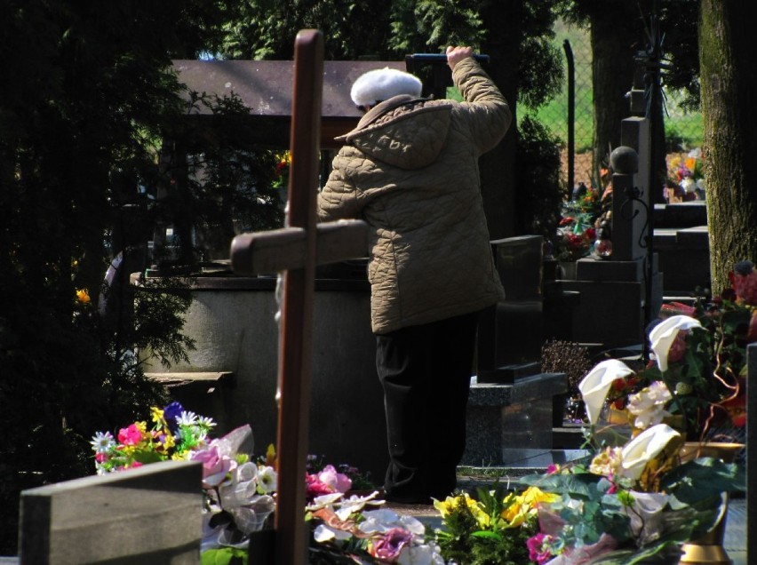 Studnia na cmentarzu w Zemborzycach Podleśnych.