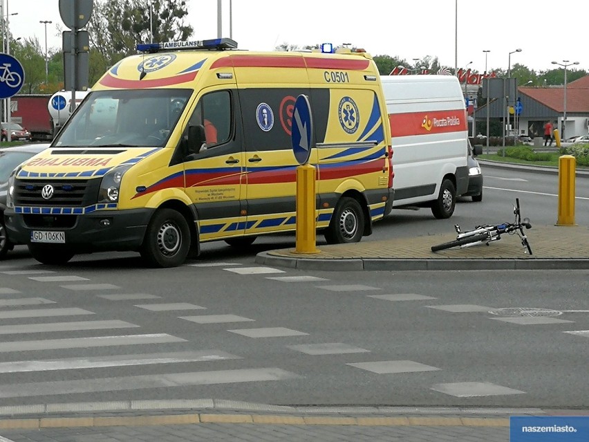 Wypadek na ulicy Okrężnej we Włocławku. Potrącenie 22-letniej rowerzystki [zdjęcia]