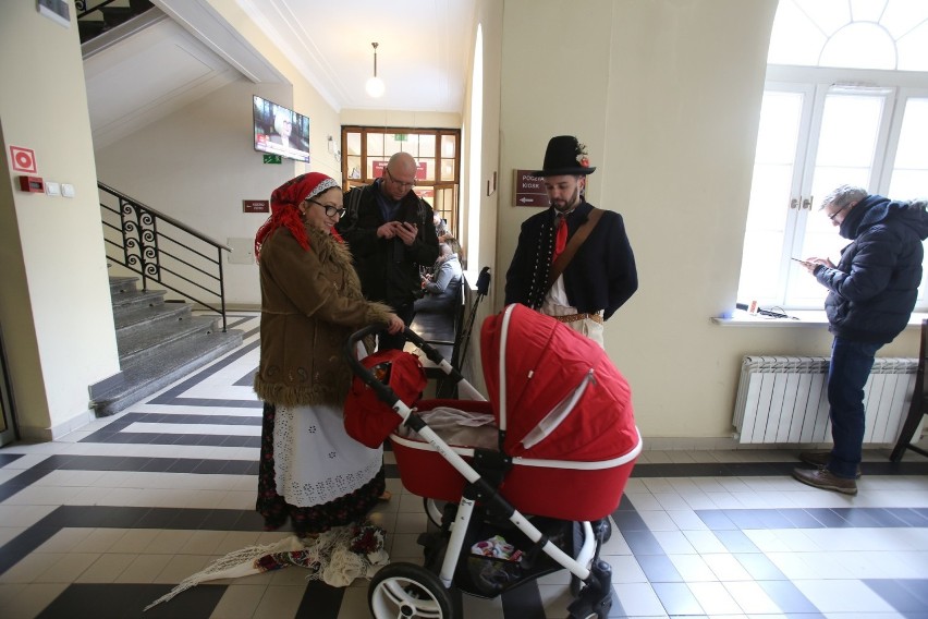 Dzisiaj przedstawiciele kilkunastu stowarzyszeń złożyli w...