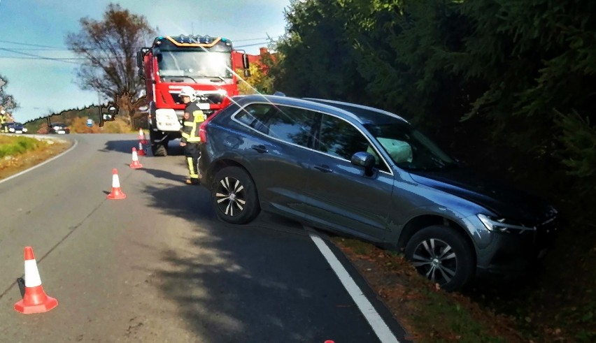 Mężczyzna zasłabł za kierownicą. Samochód rozbił się na drodze pod Limanową