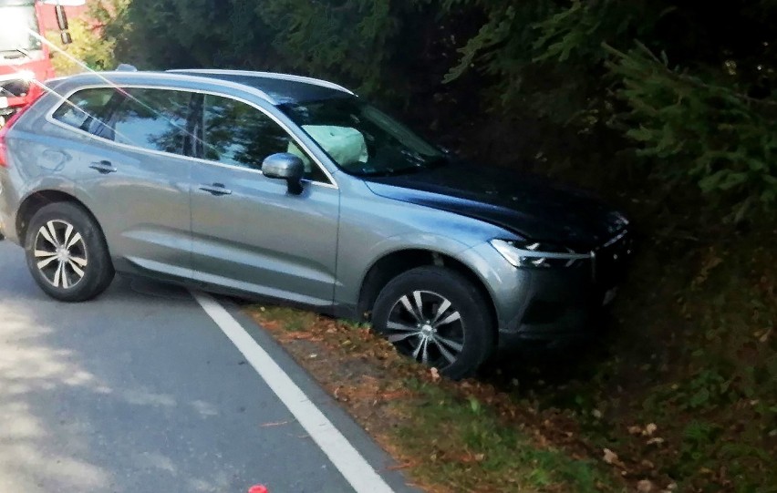 Mężczyzna zasłabł za kierownicą. Samochód rozbił się na drodze pod Limanową