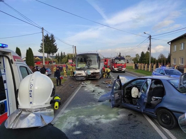 Na DK 74 doszło do zdarzenia z udziałem samochodu osobowego i autobusu.