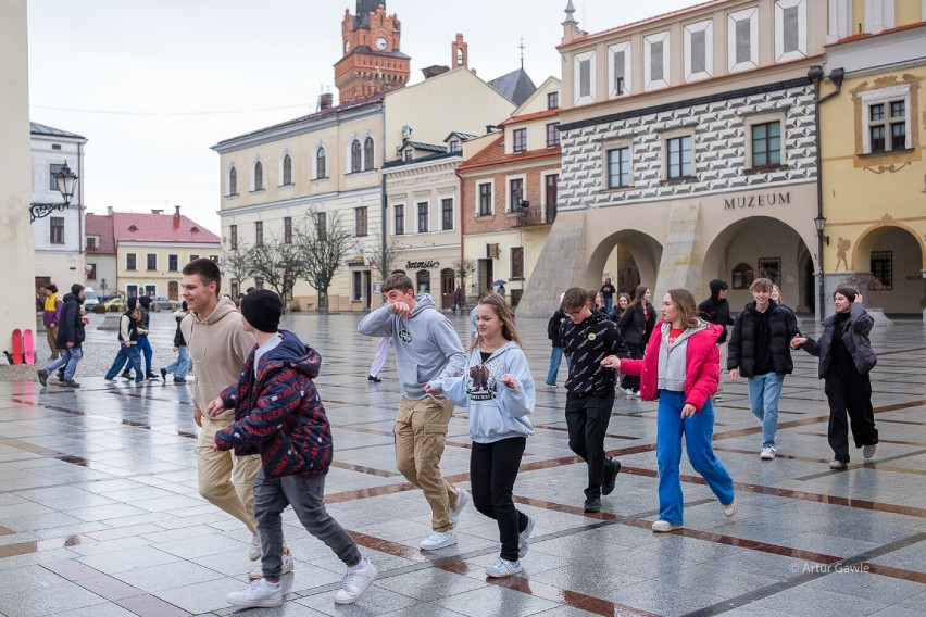 Młodzież znów zatańczyła belgijkę na Rynku w Tarnowie. Hasłem było "Ożywmy nasze miasto". Oto zdjęcia