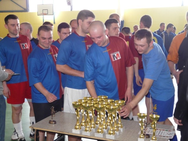 Piłkarze Remarku odbierają nagrody za zwycięstwo w turnieju