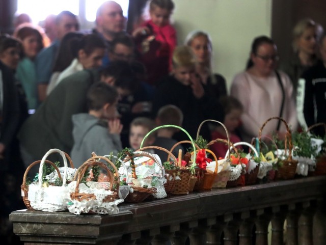 Dziś Wielka Sobota, wierni przychodzą do kościoła, żeby poświecić pokarmy wielkanocne, odwiedzają też Groby Pańskie.

Wielka sobota to przedostatni dzień Wielkiego Tygodnia, poprzedzający święto Zmartwychwstania. Należy do Triduum Paschalnego. Obchodzone przez chrześcijan obu tradycji, wschodniej i zachodniej.

Wierni przynoszą do kościoła święconkę tak nazywa się pokarmy (głównie mięso, jaja, chrzan) święcone w Wielką Sobotę w kościołach katolickich Polski.

Dziś adoruje się także Najświętszy Sakrament w przygotowanej do tego celu kaplicy zwanej Grobem Pańskim.

ZOBACZ TEŻ: Jak wyglądały dawniej święta Wielkanocne w Szczecinie

