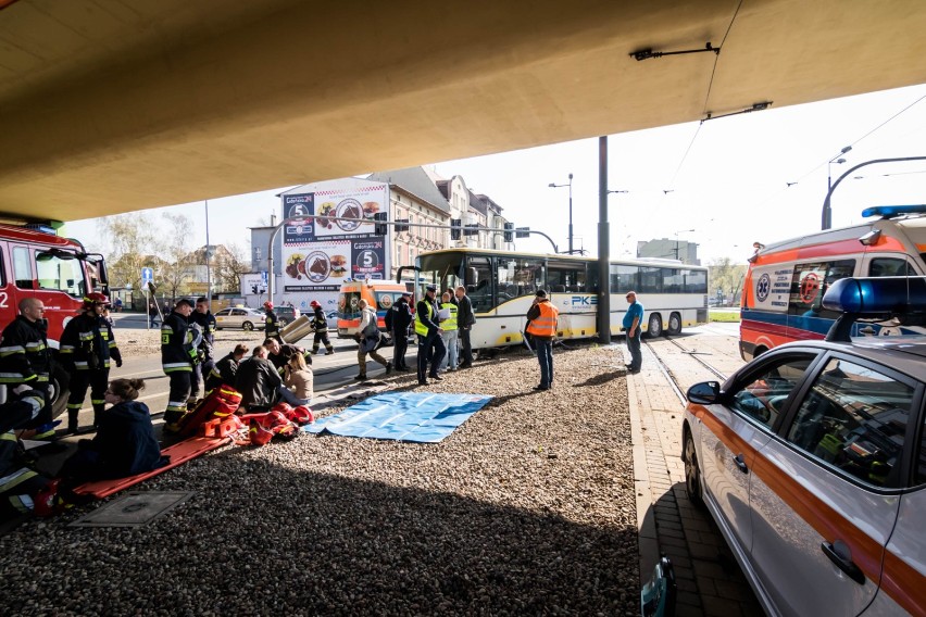 Tramwaj zderzył się z autobusem w Bydgoszczy. 15 osób trafiło do szpitala [zdjęcia]