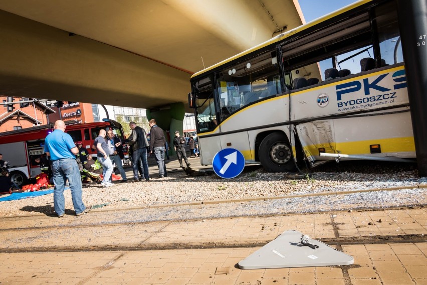 Tramwaj zderzył się z autobusem w Bydgoszczy. 15 osób trafiło do szpitala [zdjęcia]