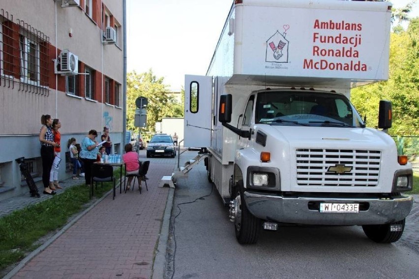 Bezpłatne badania "NIE nowotworom u dzieci" w Łęcznej. Ambulans Fundacji Ronalda McDonalda