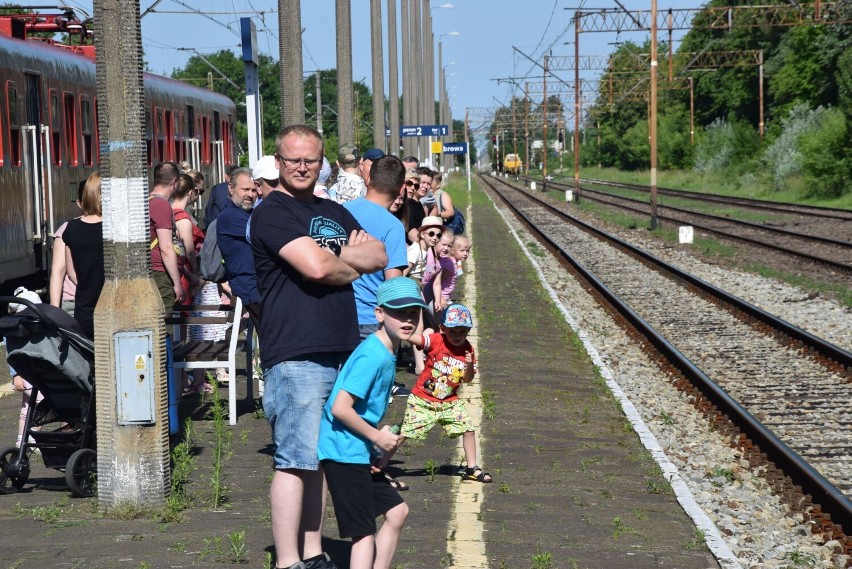 Nowoczesne pociągi na linii Wieluń-Wieruszów. Spore zainteresowanie przejazdami FOTO