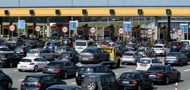 W upalne weekendy przed bramkami wjazdowymi na autostradę A1 tworzą się gigantyczne korki. Ruch był znacznie bardziej płynny, gdy unoszono szlabany. W tym roku tak nie będzie.