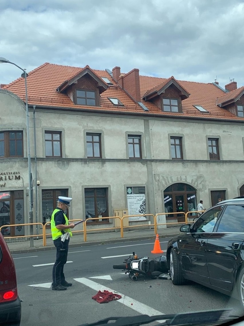 Wypadek w centrum Międzychodu - poszkodowany motocyklista...