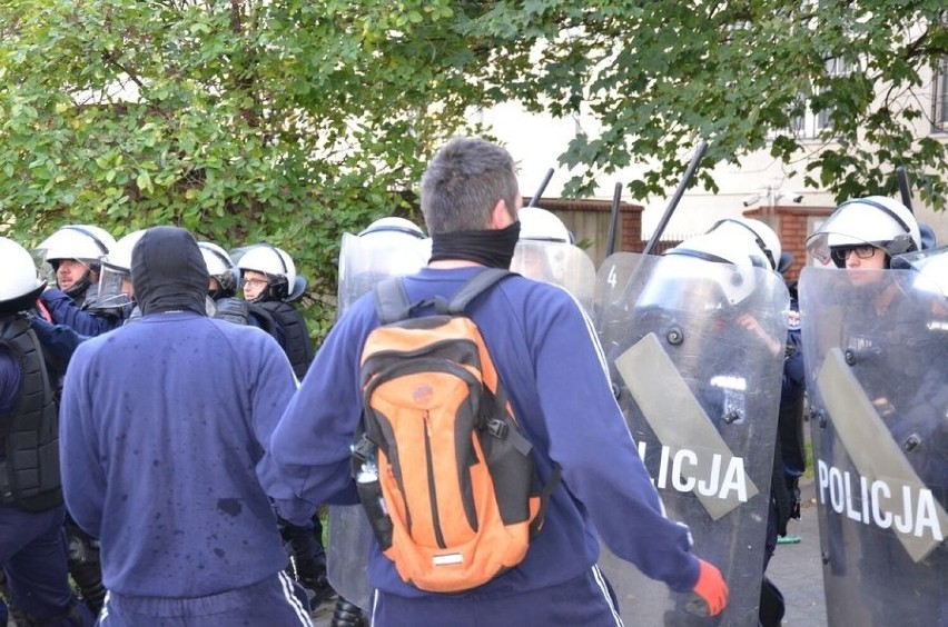 "Agresywni chuligani ruszyli na policjantów" - symulujące ćwiczenia gdańskich funkcjonariuszy. Zobacz nagranie